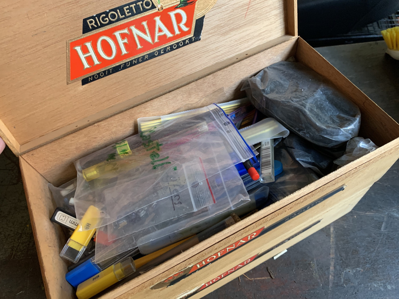 Te koop 2 sigarendoosjes met diverse inhoud
