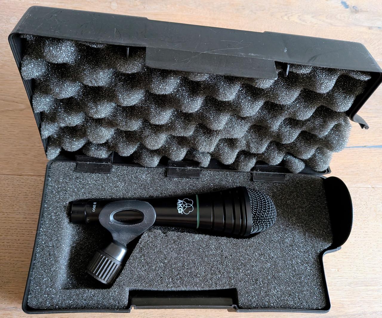 Muziek spullen:  4 micro's en 2 hard cases