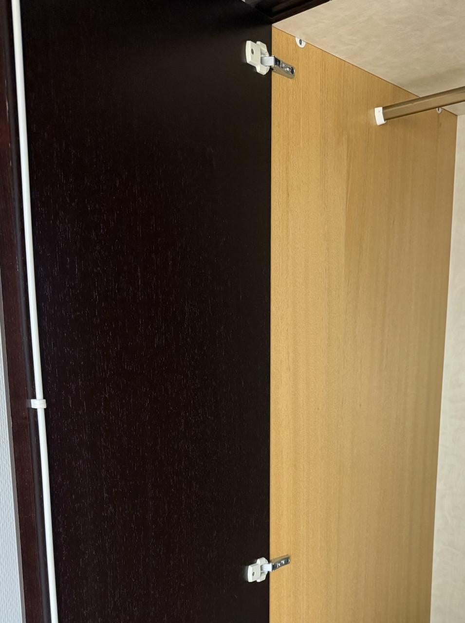 Massief kast en dress( dressoir bestaat uit 2 delen, naast elkaar op foto)