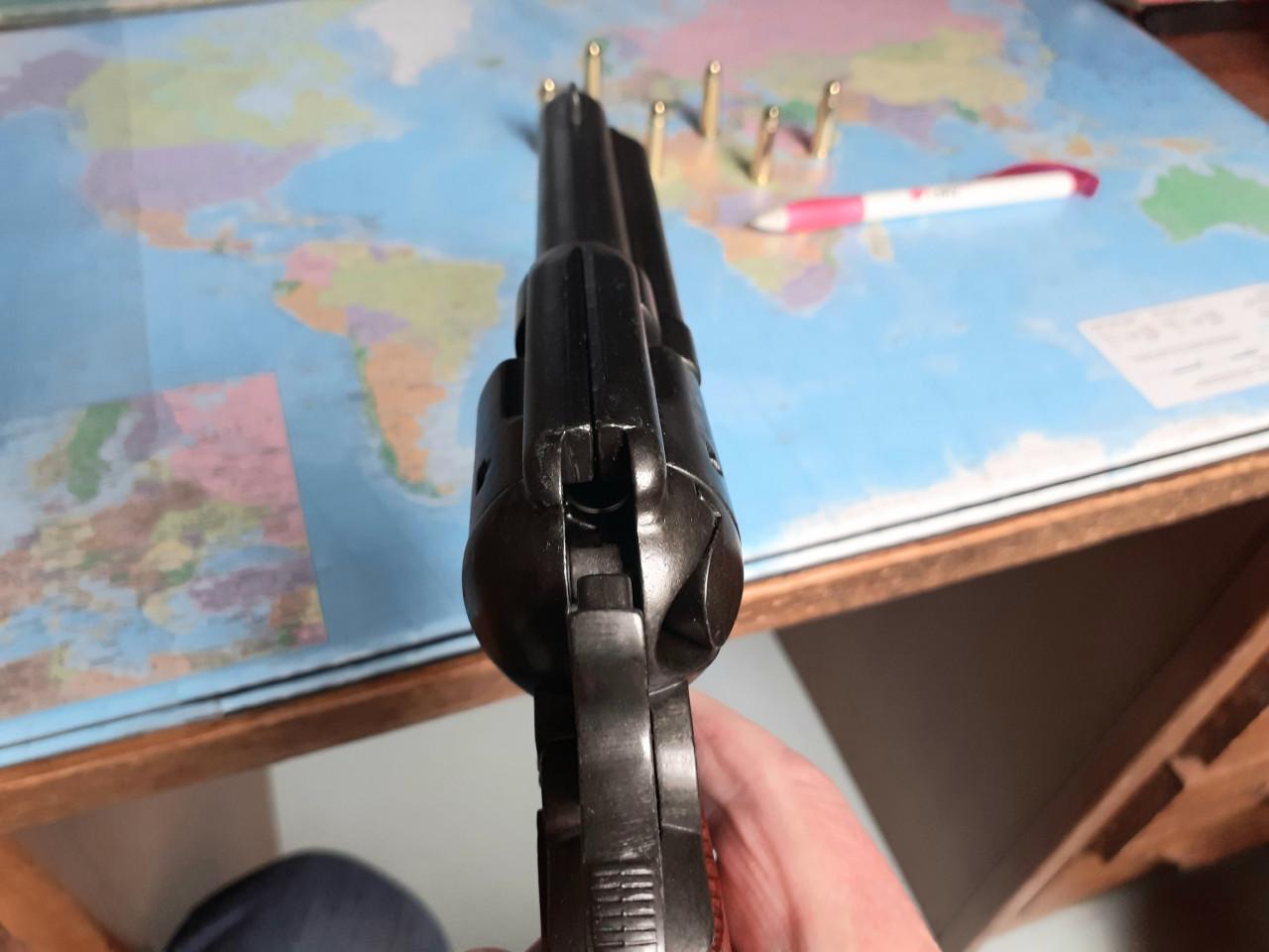 Pistool - een replica  van de .45 kaliber revolver,