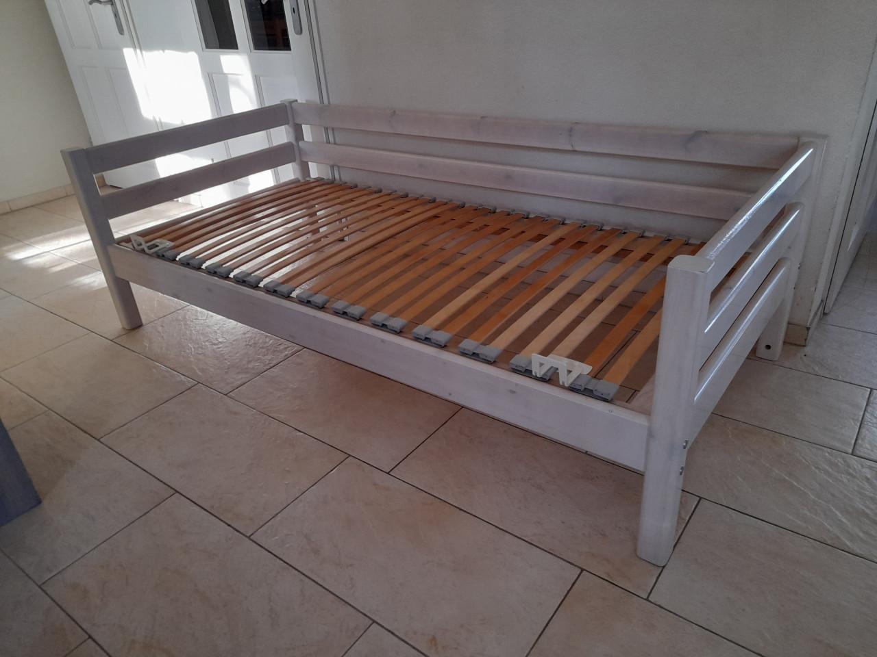 1 persoons bed 90 x 200 met lade ( in goede staat )