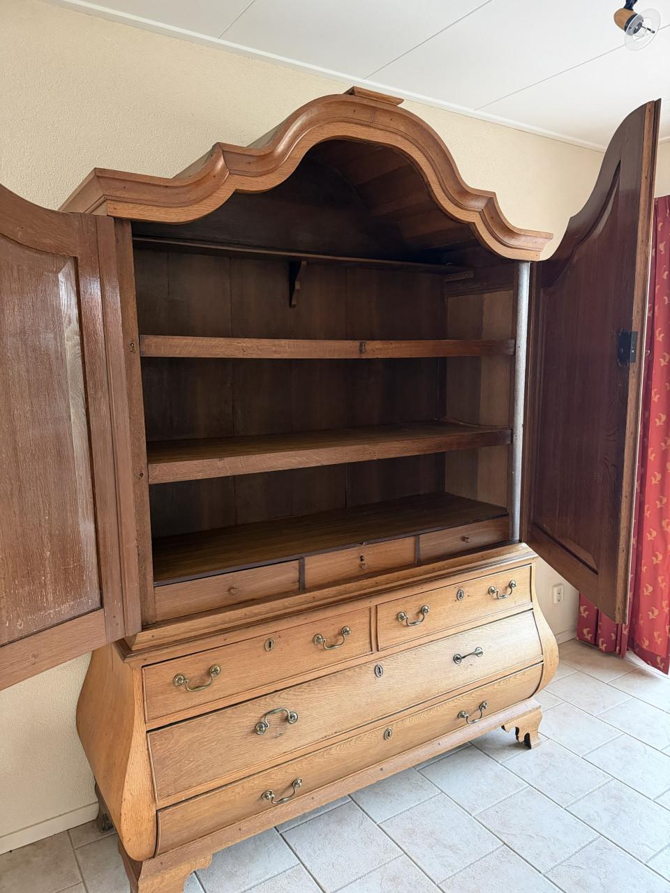 Antieke kabinet kast