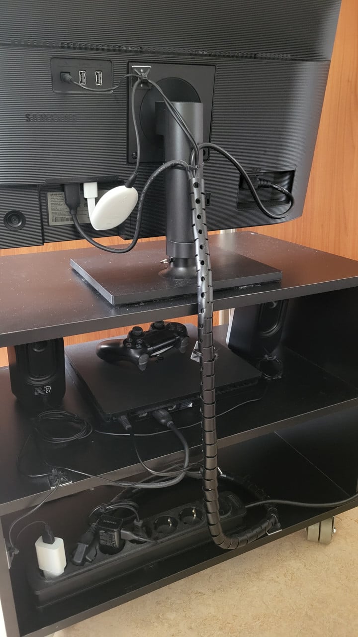 Complete setup: PS4 slim, chromecast, monitor, speakers, kast