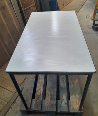 Tafel met kunststofblad en stalen frame