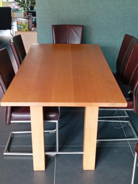 In goede staat eiken eettafel en 6 leren stoelen
