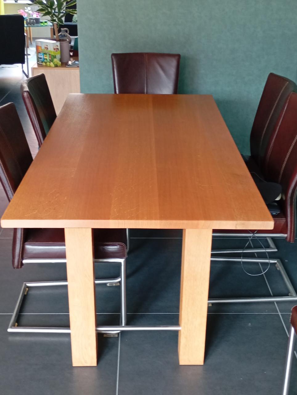 In goede staat eiken eettafel en 6 leren stoelen