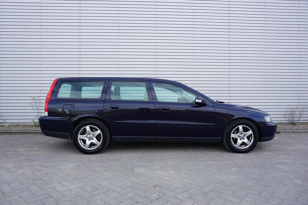 Volvo V70 2.4d edition airco / cruise / elektr. ramen / trekhaak / lm velge