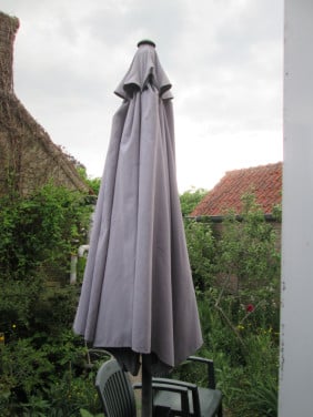 Parasol en betonnen parasolvoet