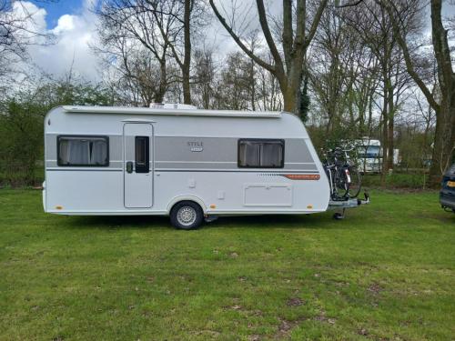 LMC Style 460D caravan, zeer compleet met mover, airco, voortent en luifel