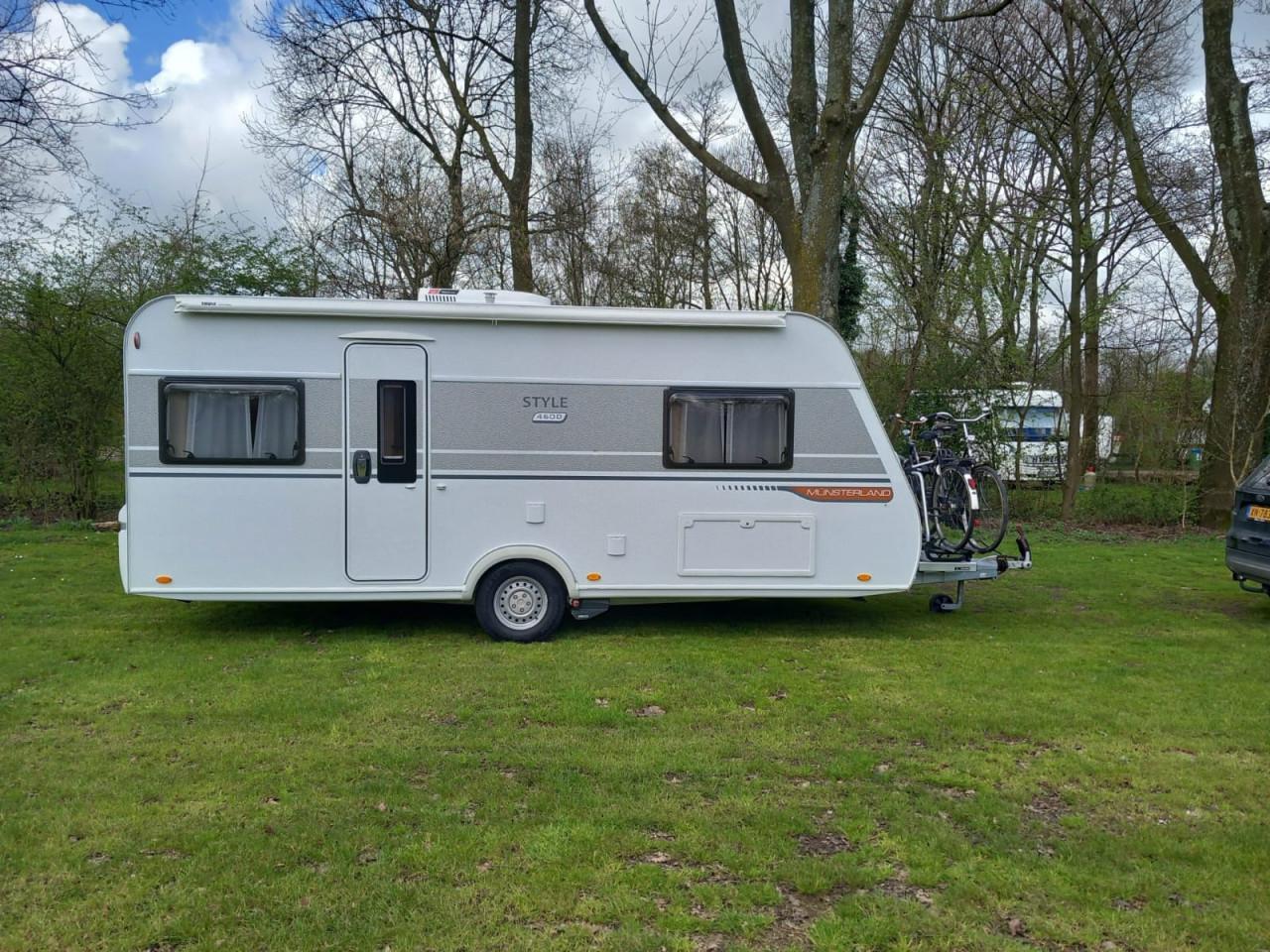 LMC Style 460D caravan, zeer compleet met mover, airco, voortent en luifel