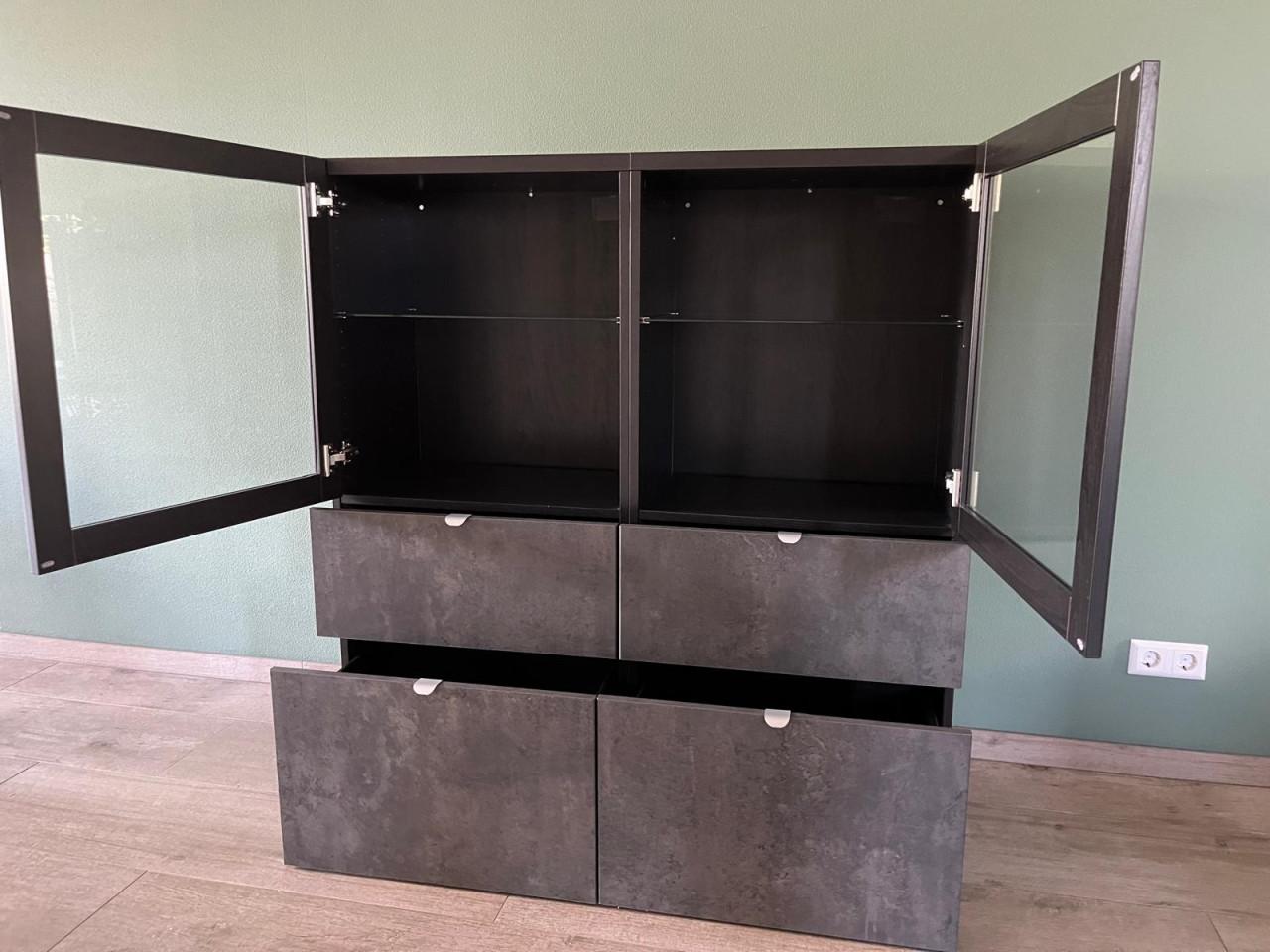 Besta Kast - vitrine glas bovenzijde met 4 lades onderzijde