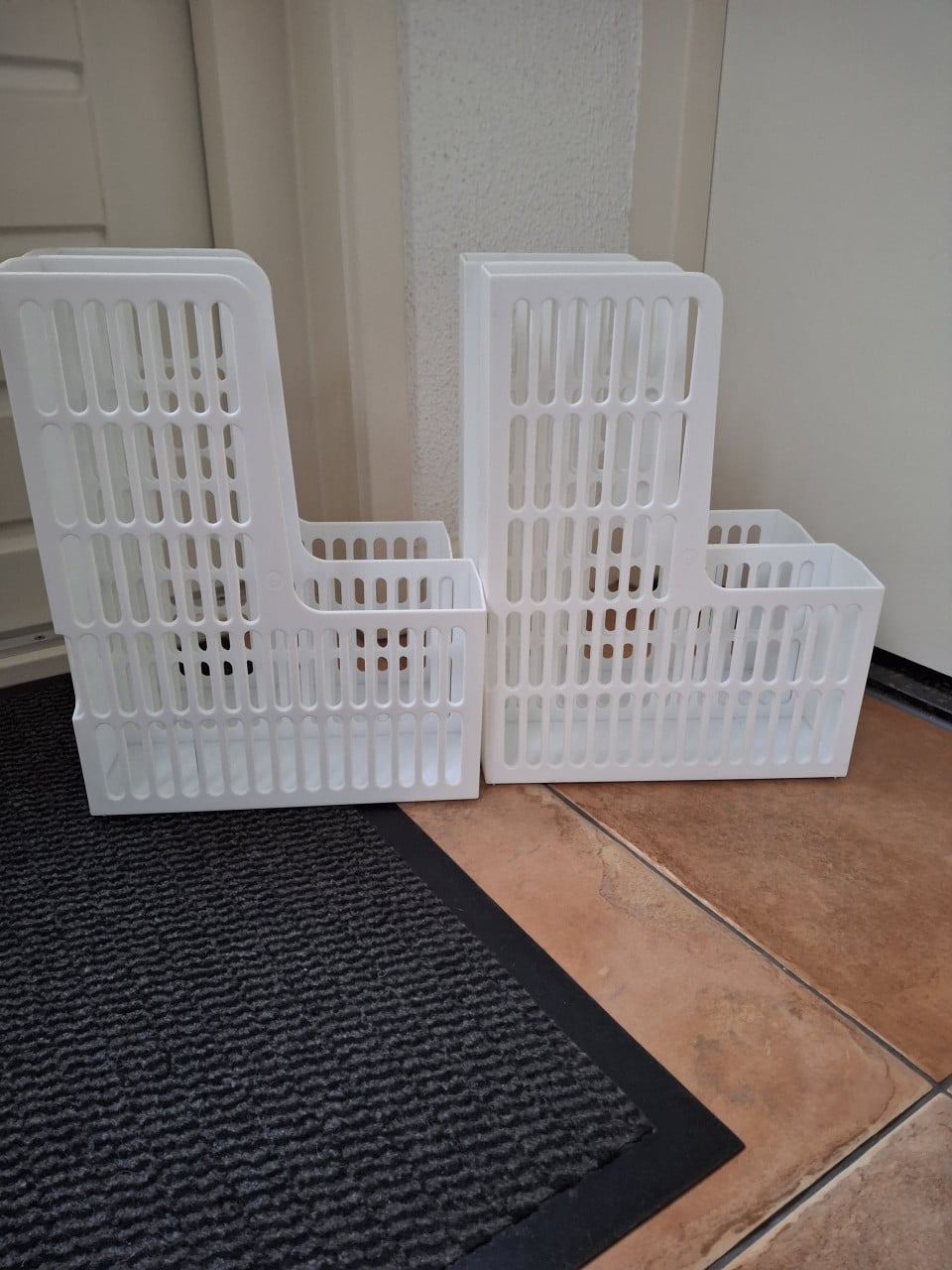 4 witte en 1 groene organizers voor tijdschriften