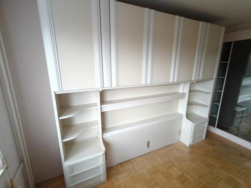 Bedachterwand met kasjes, zonder bed