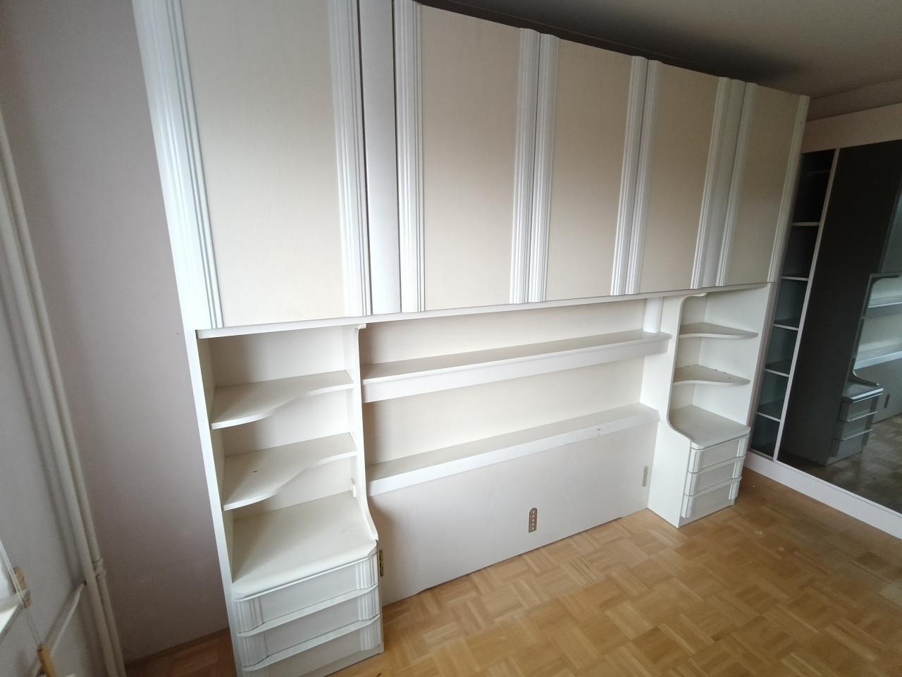 Bedachterwand met kasjes, zonder bed