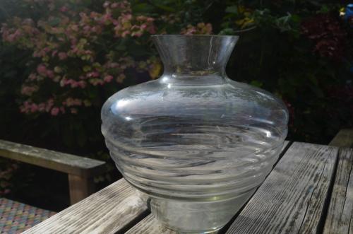 Flinke glazen vaas, geribbeld. 'Leerdam' is mij verteld.