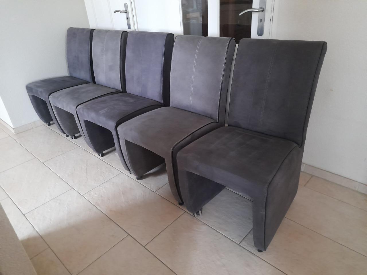 5 lekker zittende stoelen (in goede nette staat )