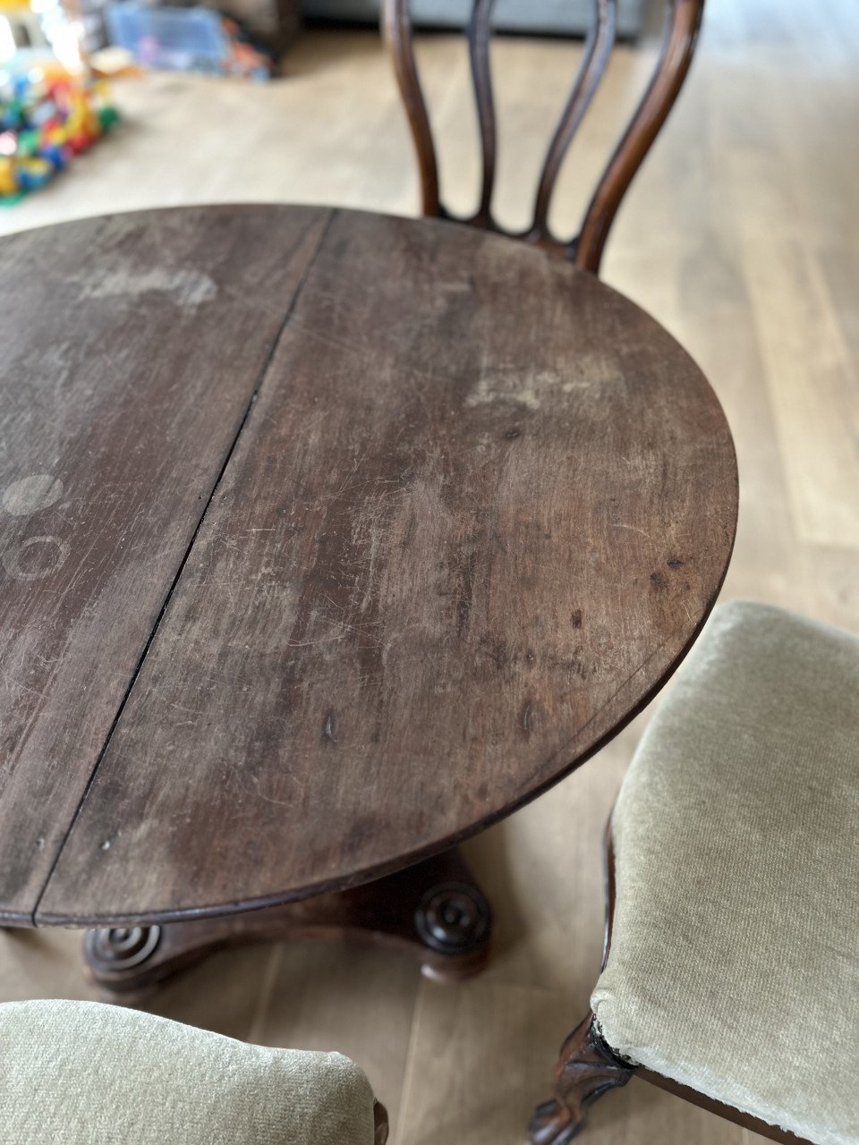 Eetkamerstoelen met ronde ‘koffietafel’