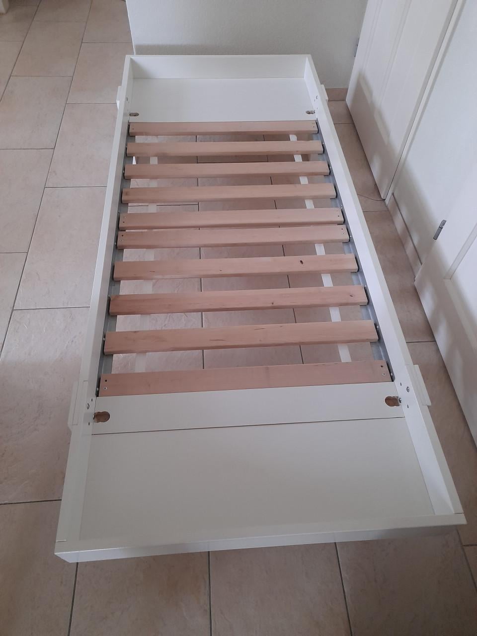 Mee groei bed (max 80 x 200)  In goede staat !