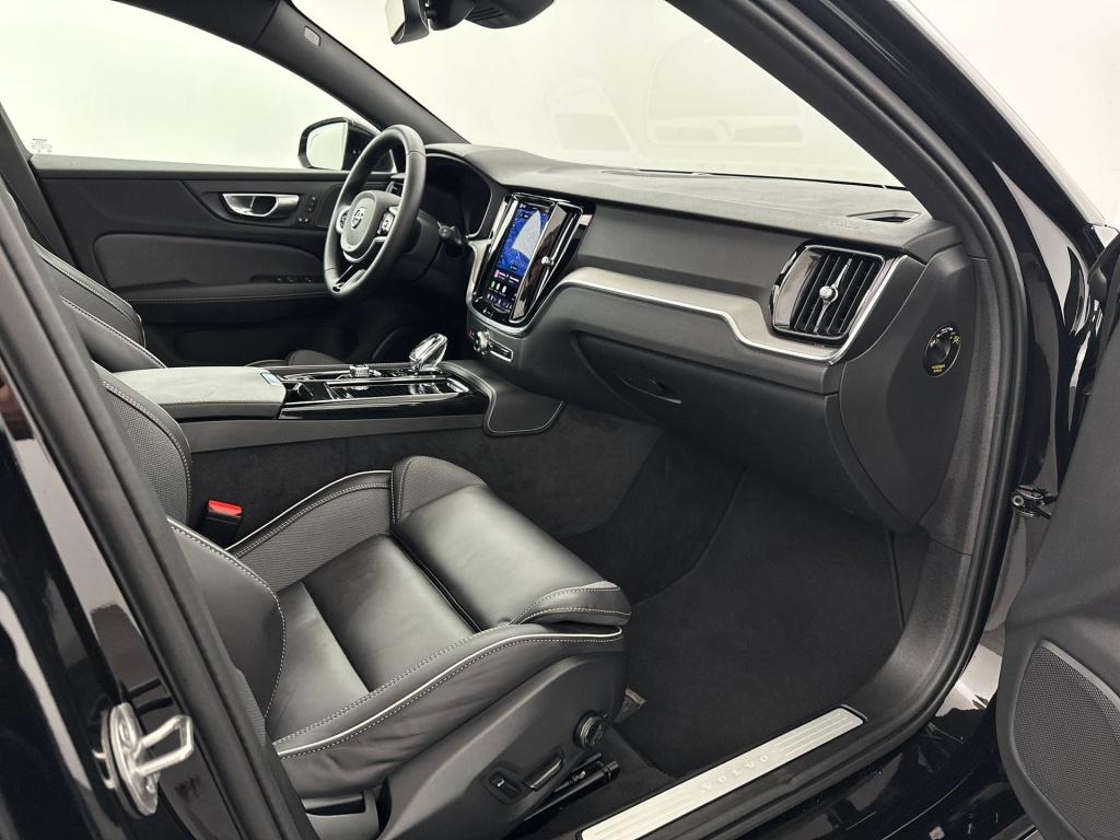 Volvo V60 t8 455pk recharge plus dark| pano| trekhaak| 360camera|