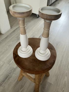 2 stuks houten kandelaars