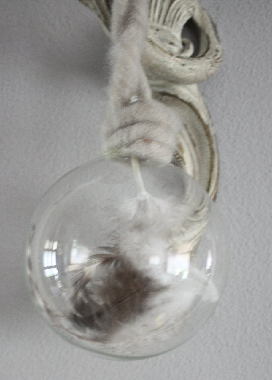 Kerstbal transparant met veertjes erin en beige  wollen touw