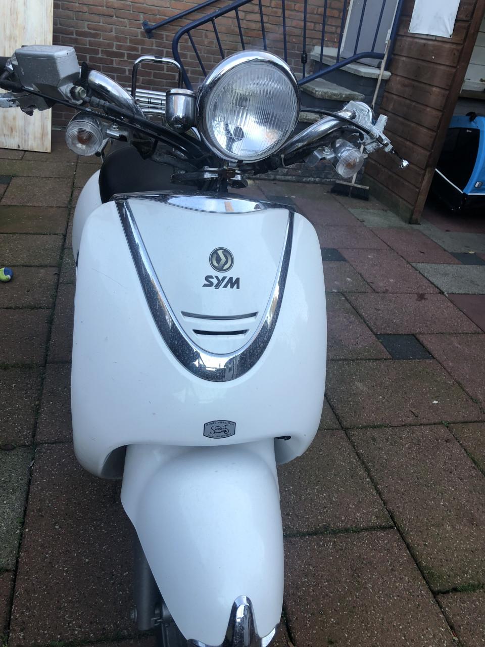 Sym allo (blauw kenteken) start rijd (zit wat werk aan)