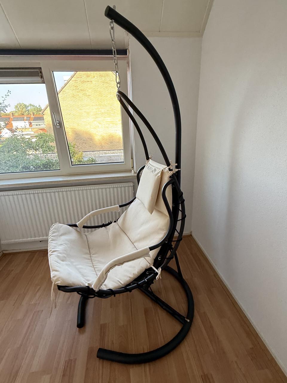 Hangstoelen Hangeieren, 1 met standaard en 1 zonder