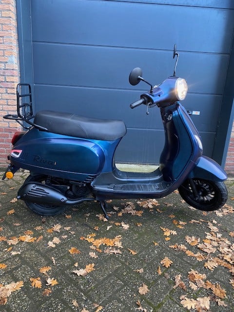 Zeer nette agm vx50 cameleon kleur weinig km nu 999 euro met windscherm