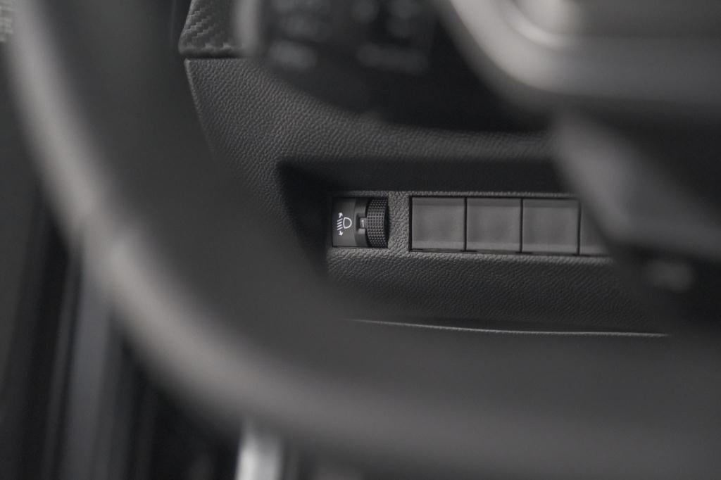 Peugeot 2008 puretech 100 allure | camera | navigatie | parkeersensoren | a