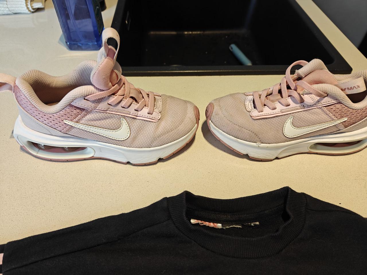 Nike schoenen maat 31 en adidas trui, orgineel en keurige staat