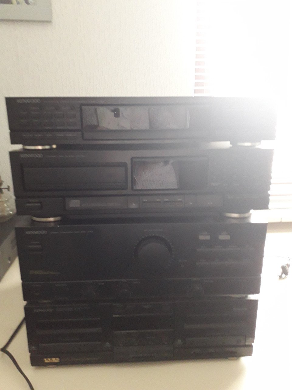 Stereo toren met geluidsboxen