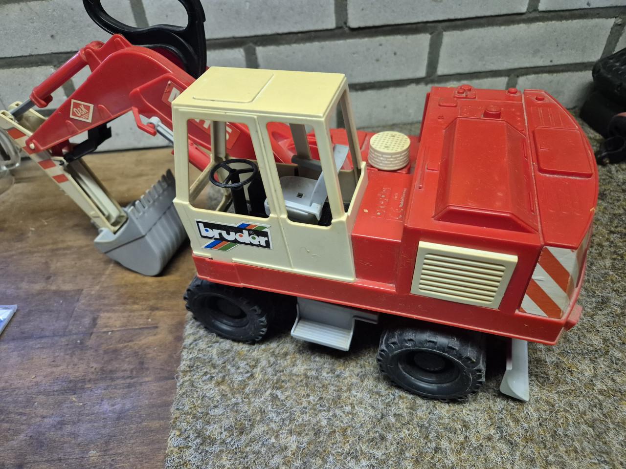 BRUDER  hijskraan en brandweerauto