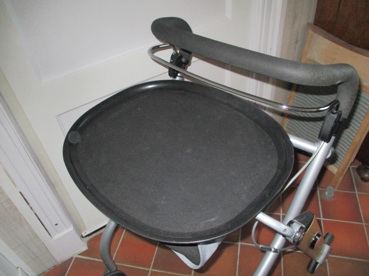 Trust binnen rollator met mandje en dienblad