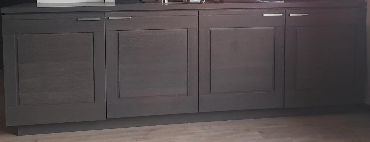 Woonkamerset: vitrinekast, dressoir en tafel met uitbreidingstukken
