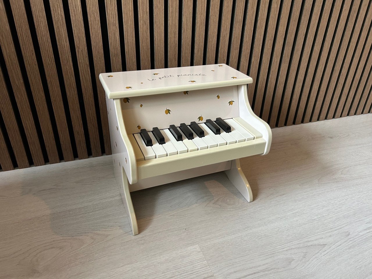 Kinderpiano van het merk Konges sløjd