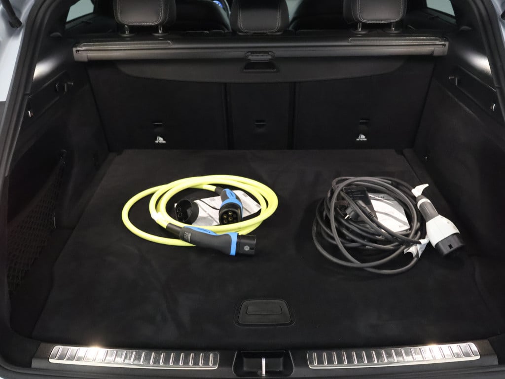 Mercedes-Benz Eqc 400 4matic amg line 80 kwh | schuifdak | trekhaak | stoel