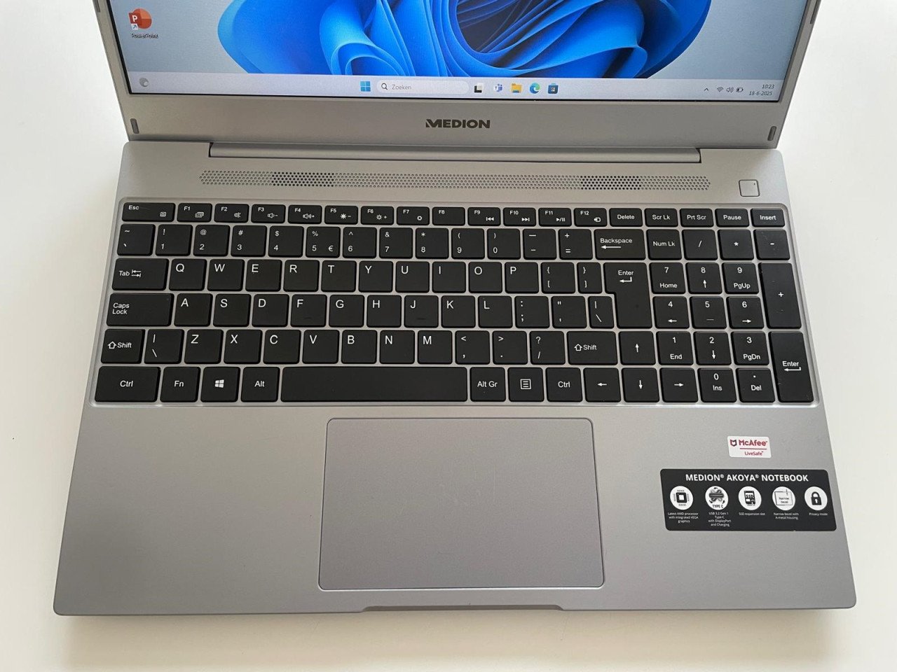Medion 15.6 inch laptop - met Windows 11 512GB SSD 8GB Office pakket Sleeve