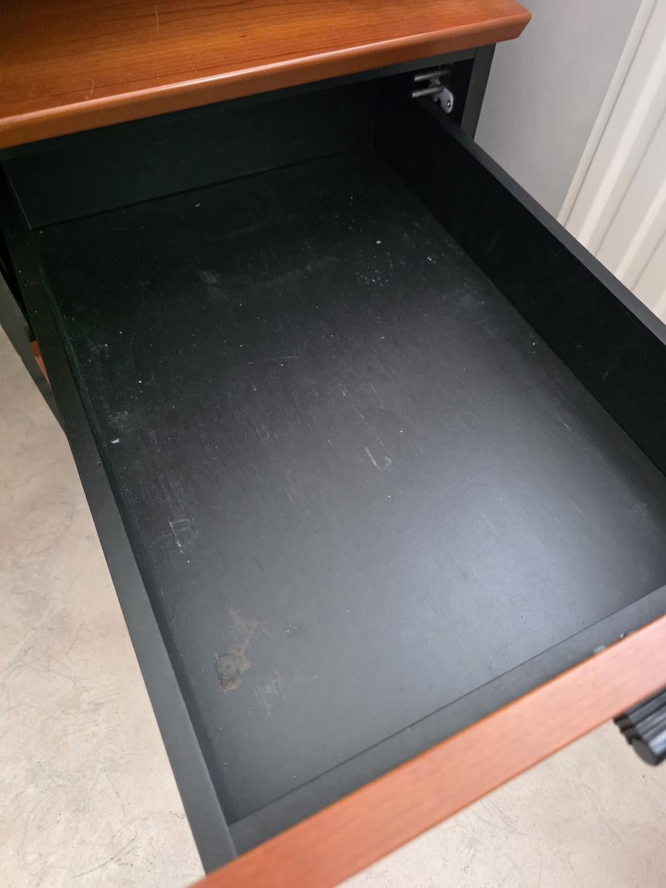 Kersenhouten bureau met ladenblok
