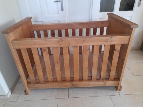 Super stevig massief houten ledikantje (in goede nette staat)