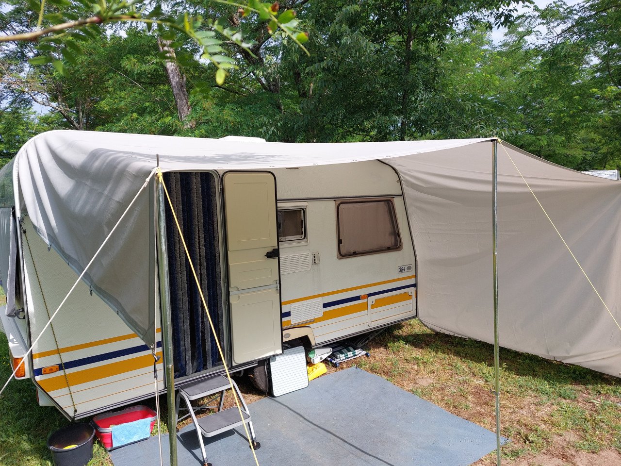 Schuifluifel voor caravan of camper. Merk Esvo
