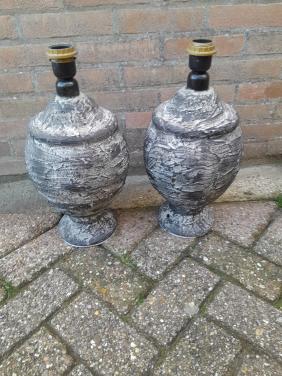 2 GRIJS AARDENWERK LAMPVOETEN