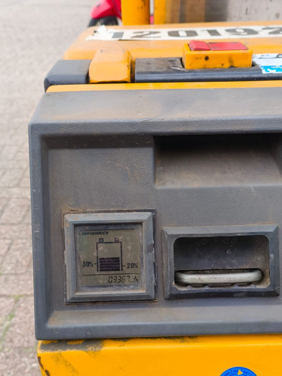 Geel stracker Jungheinrich machine