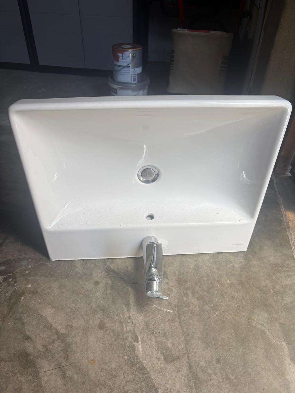 Wastafel met doucheset