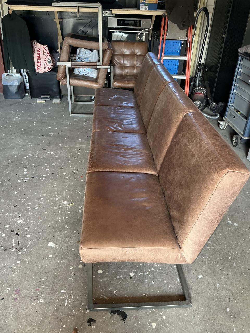 Industriële bank met drie stoelen bruin