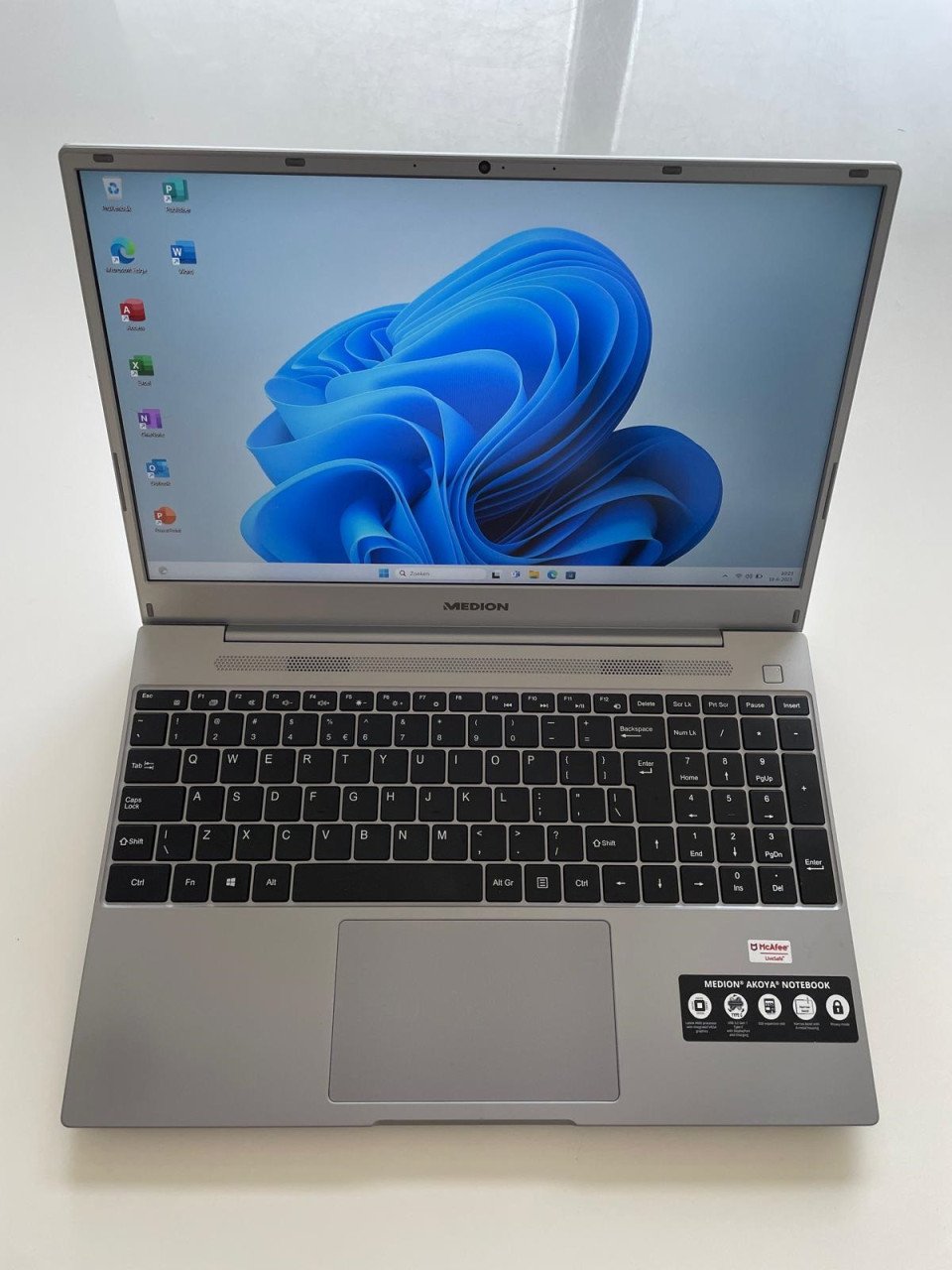 Medion 15.6 inch laptop - met Windows 11 512GB SSD 8GB Office pakket Sleeve