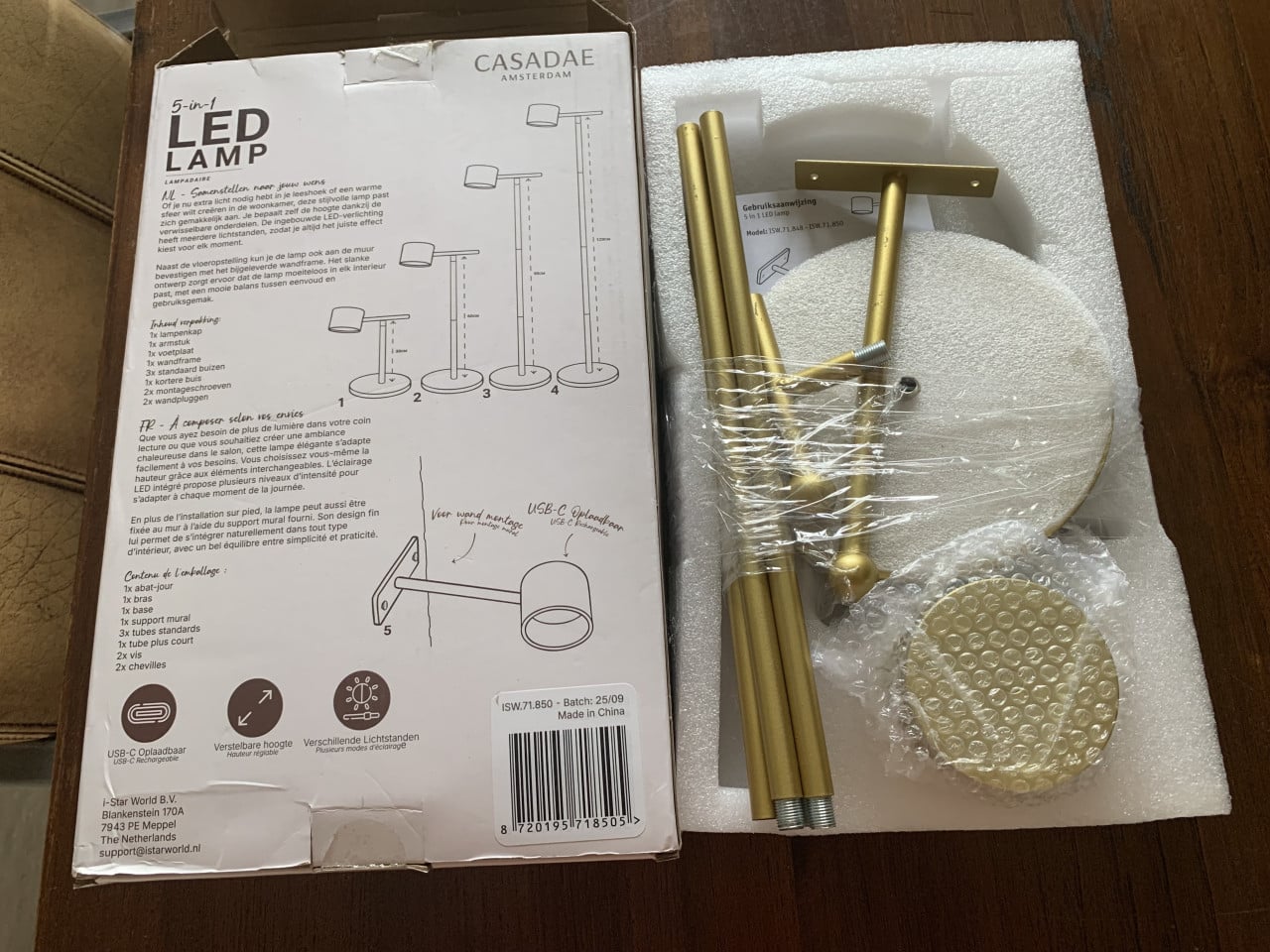 Casadae 5-in-1 LED lamp in goudkleur, nog in de originele verpakking.