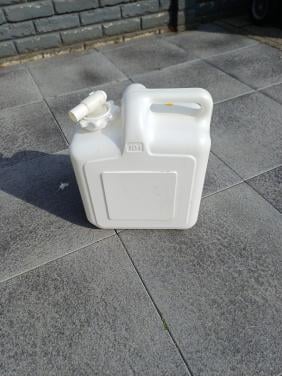 Jerry can met kraan.