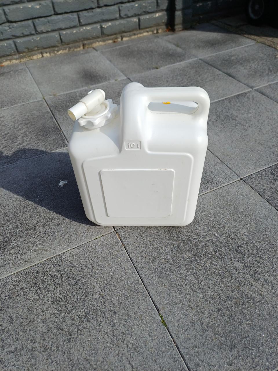 Jerry can met kraan.