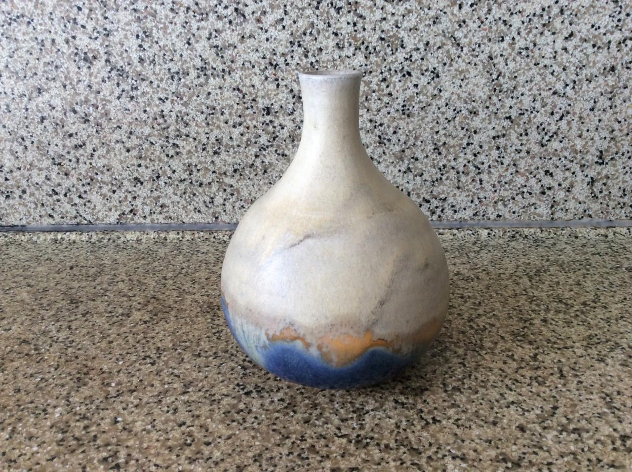 Verschillende kleine vaasjes van keramiek.     Raki gestookt.