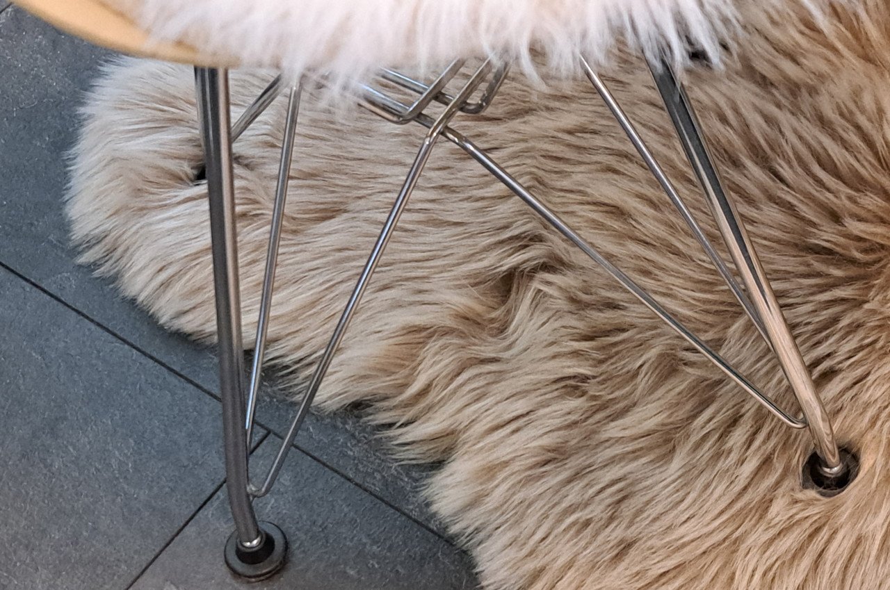 Mooie en veilige kindertafel en stoel